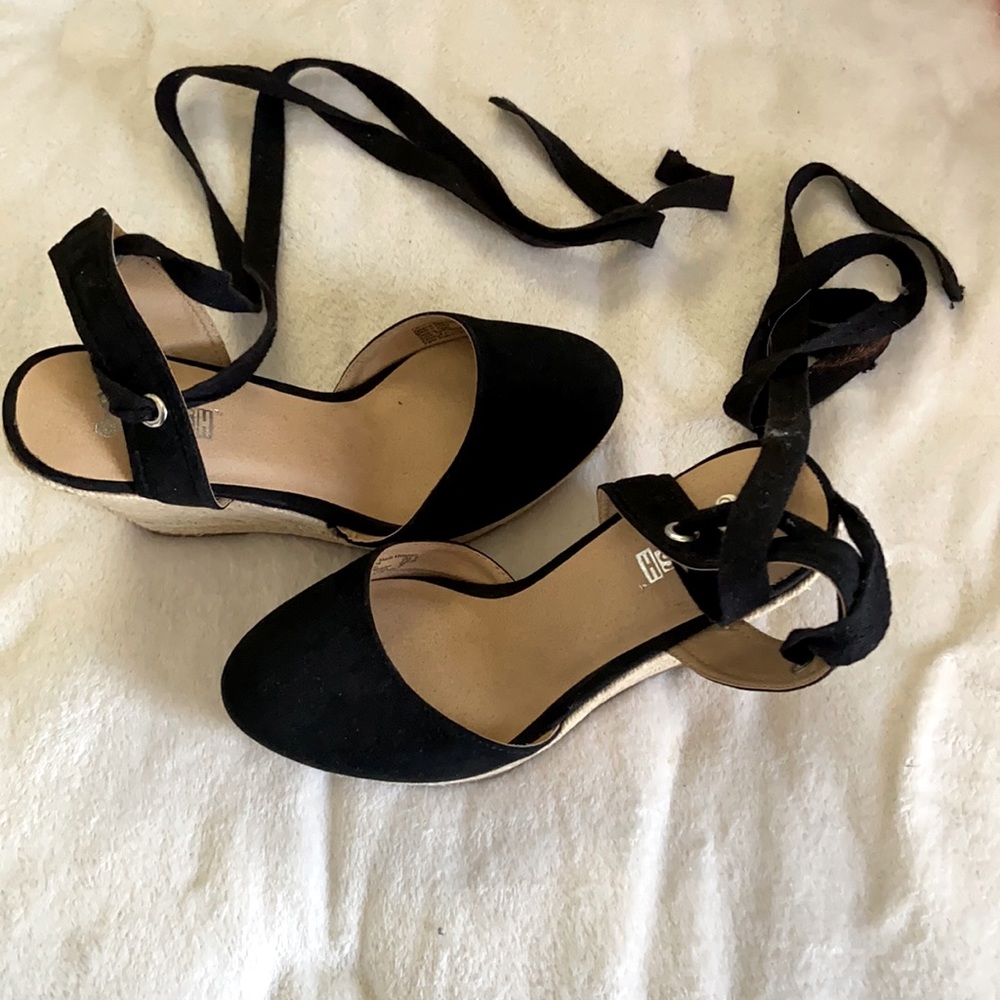 Black wedges